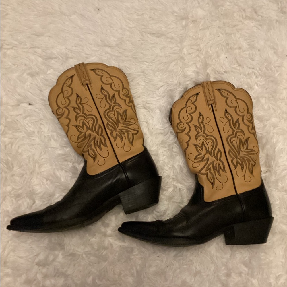 Ariat cowboy boots Sz 8.5 tan& black